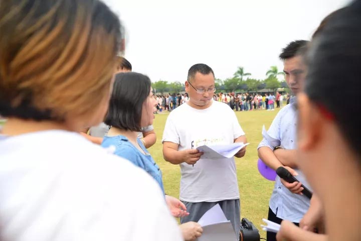 口哨發(fā)令、旗幟落下，比賽的完美呈現(xiàn)，離不開裁判員的辛苦付出，低調(diào)是他們的代名詞